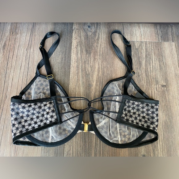 Victoria’s Secret Unlined Front-Clasp Bra - Picture 6 of 12